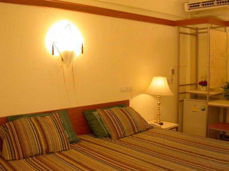 Mad Monkey Hostel Банкок Екстериор снимка