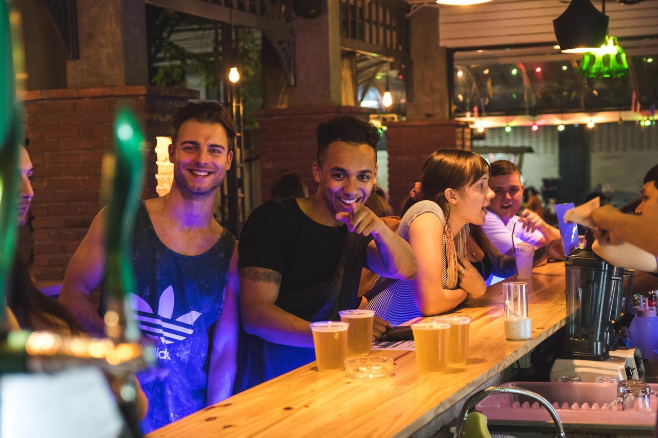 Mad Monkey Hostel Банкок Екстериор снимка