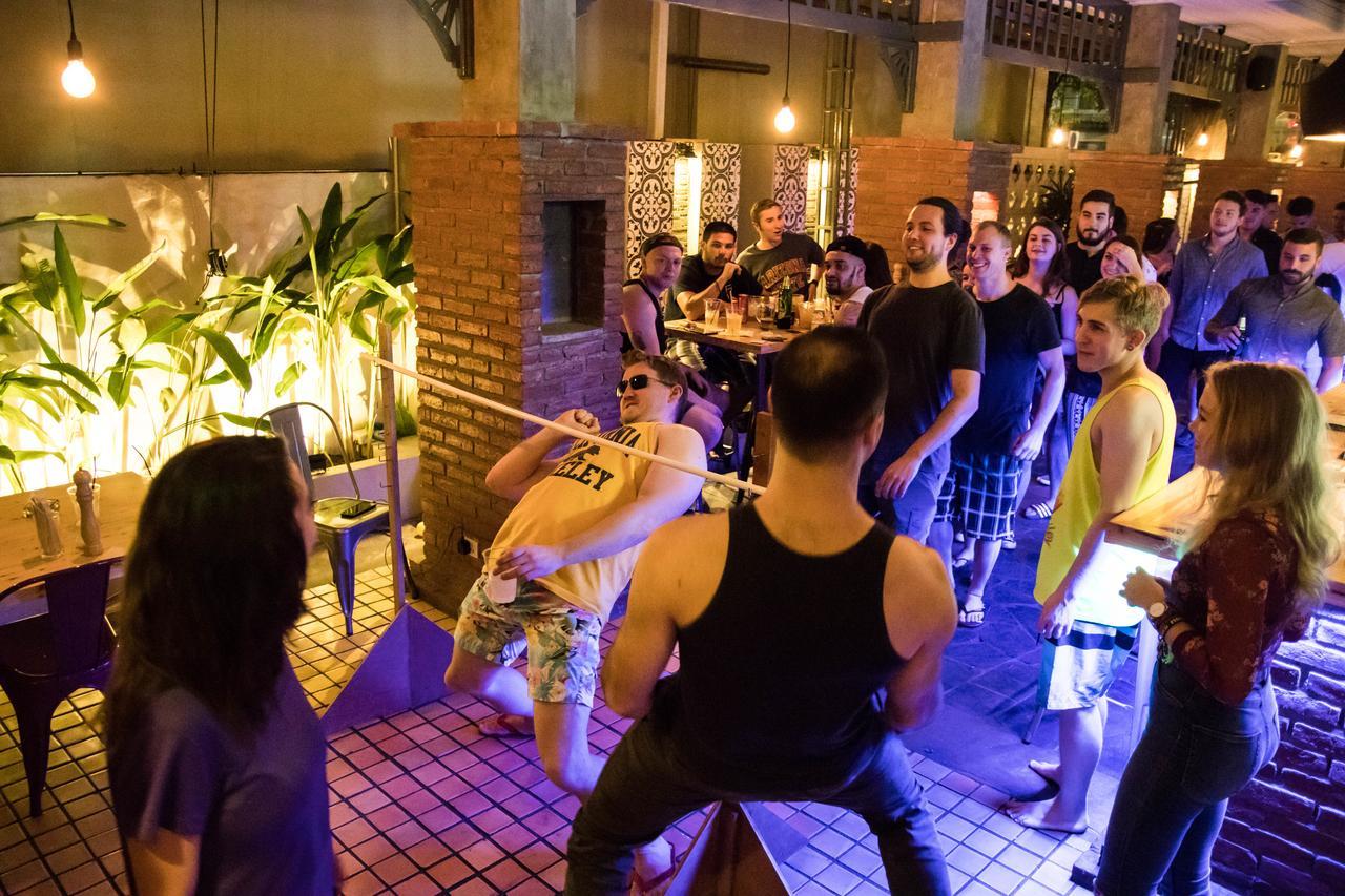 Mad Monkey Hostel Банкок Екстериор снимка