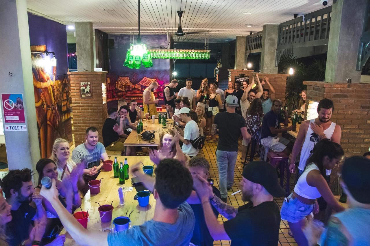 Mad Monkey Hostel Банкок Екстериор снимка