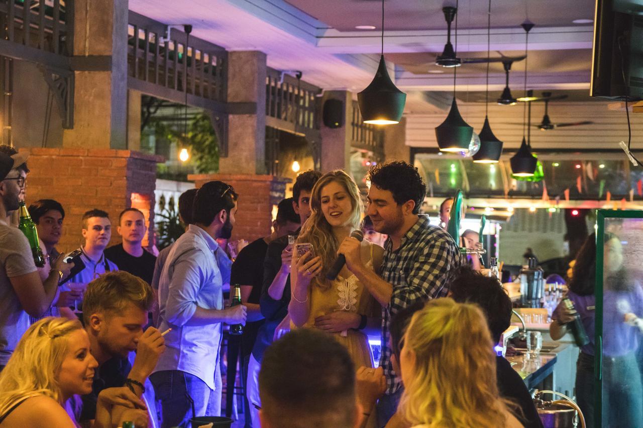 Mad Monkey Hostel Банкок Екстериор снимка