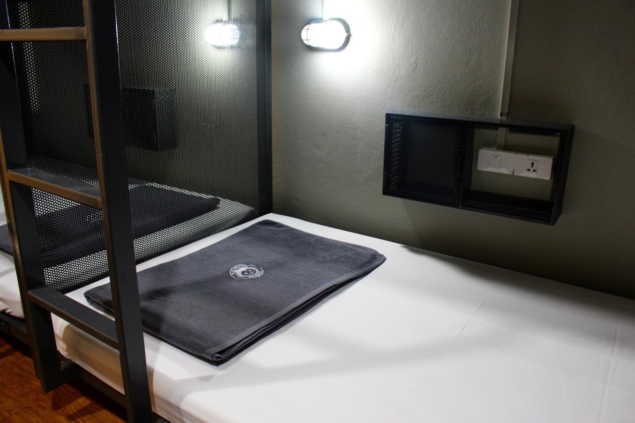 Mad Monkey Hostel Банкок Екстериор снимка