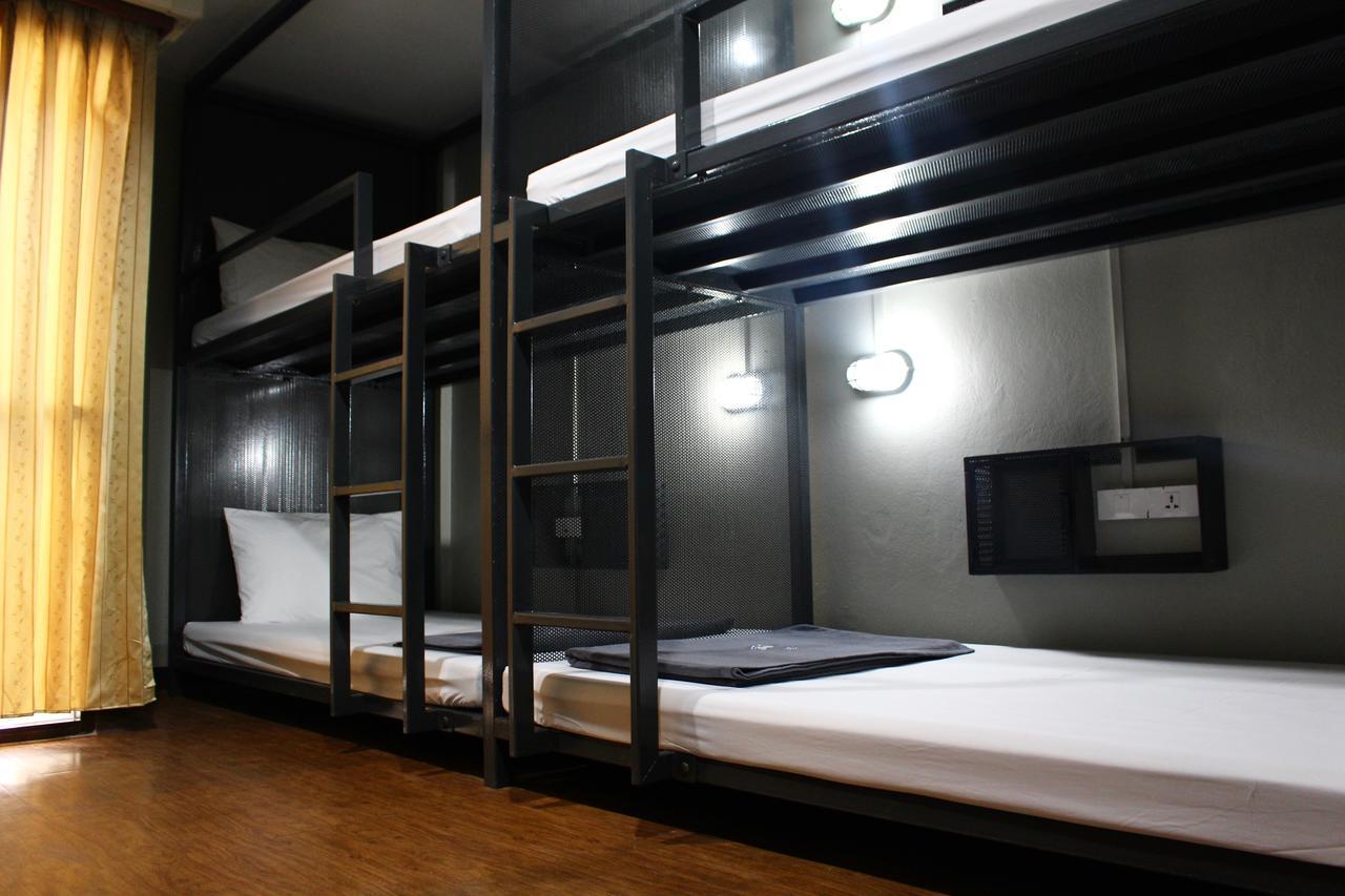 Mad Monkey Hostel Банкок Екстериор снимка