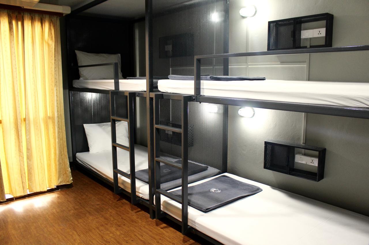 Mad Monkey Hostel Банкок Екстериор снимка