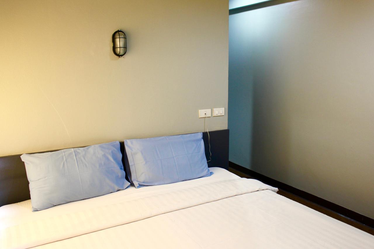 Mad Monkey Hostel Банкок Екстериор снимка