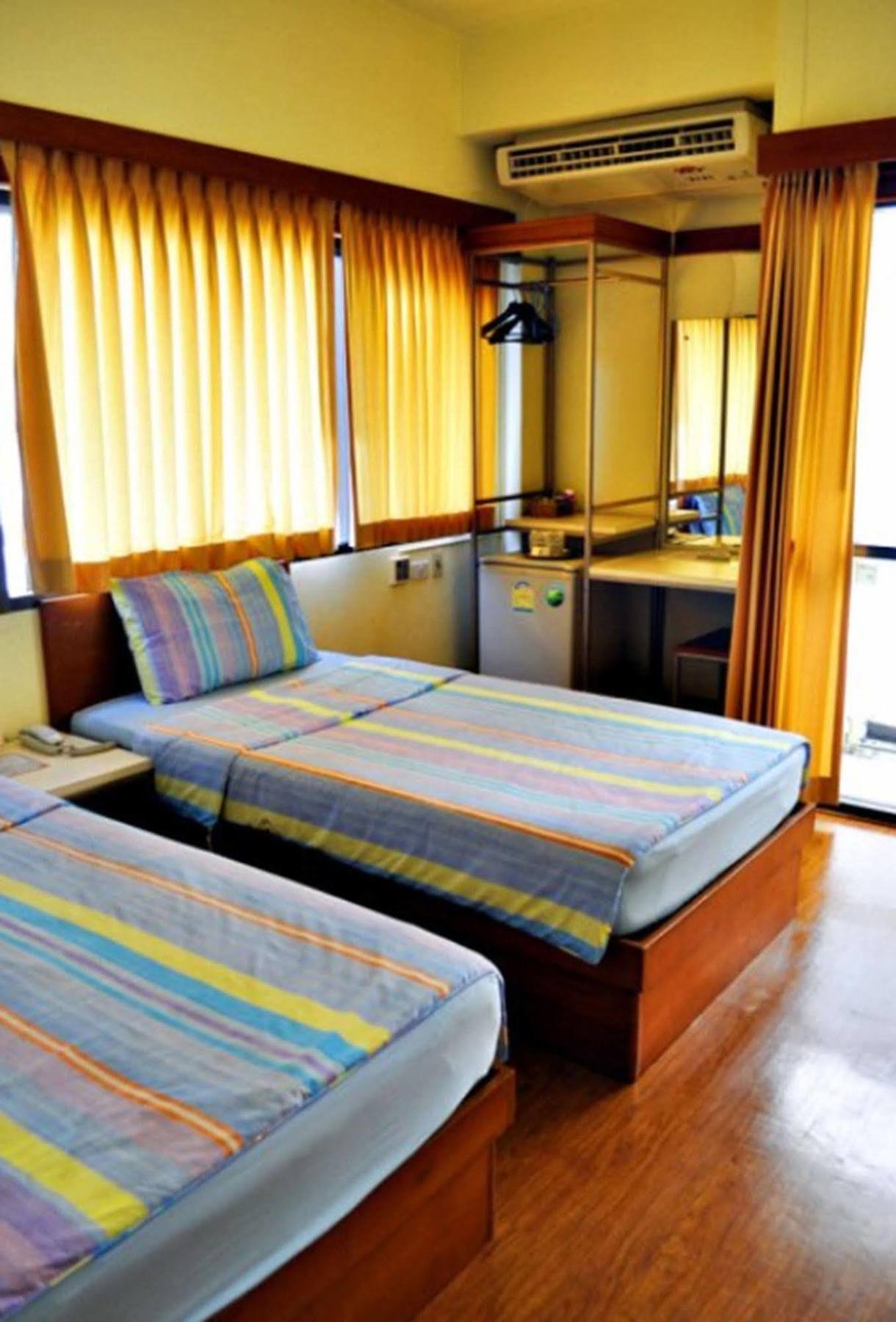 Mad Monkey Hostel Банкок Екстериор снимка
