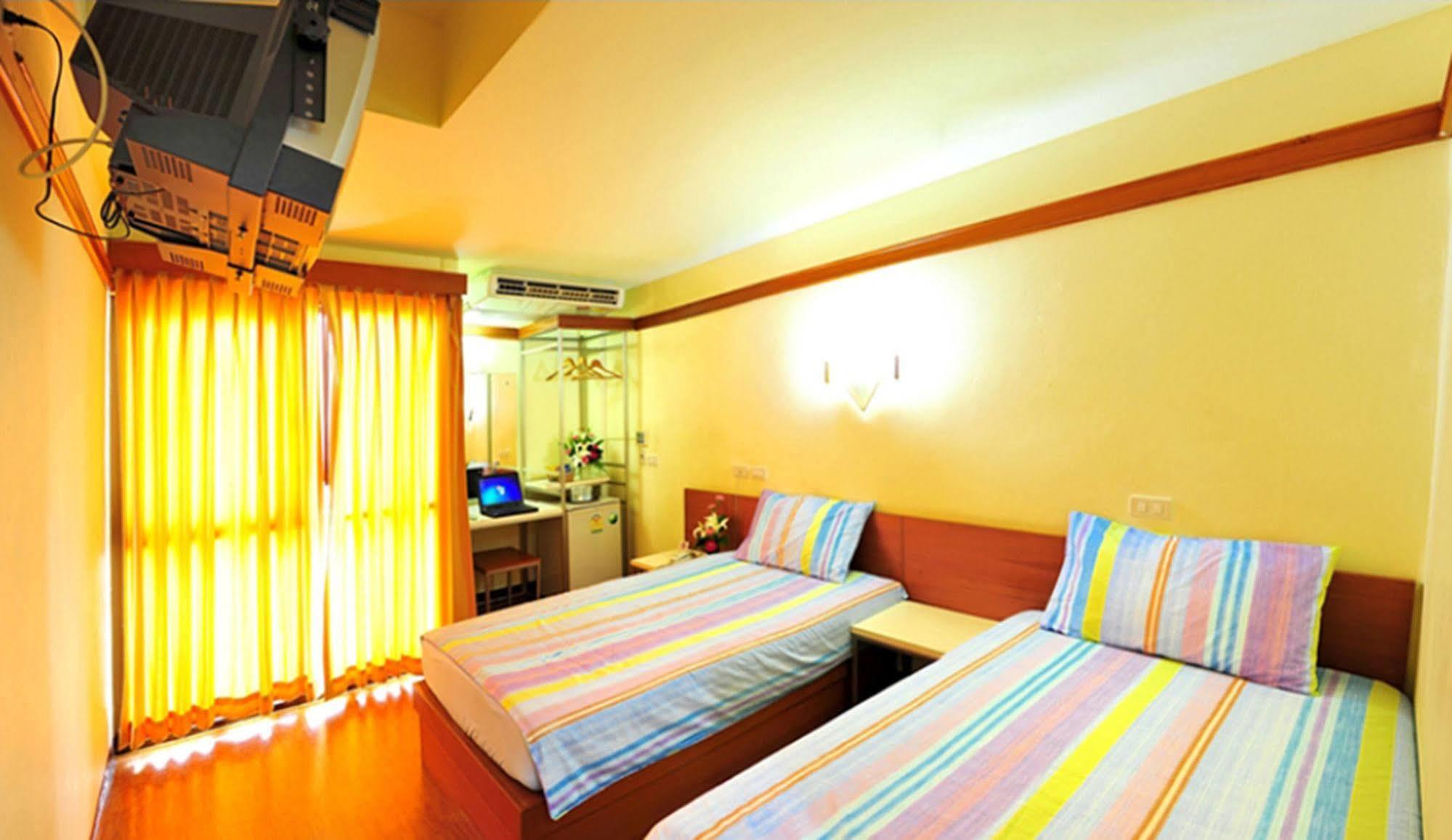 Mad Monkey Hostel Банкок Екстериор снимка