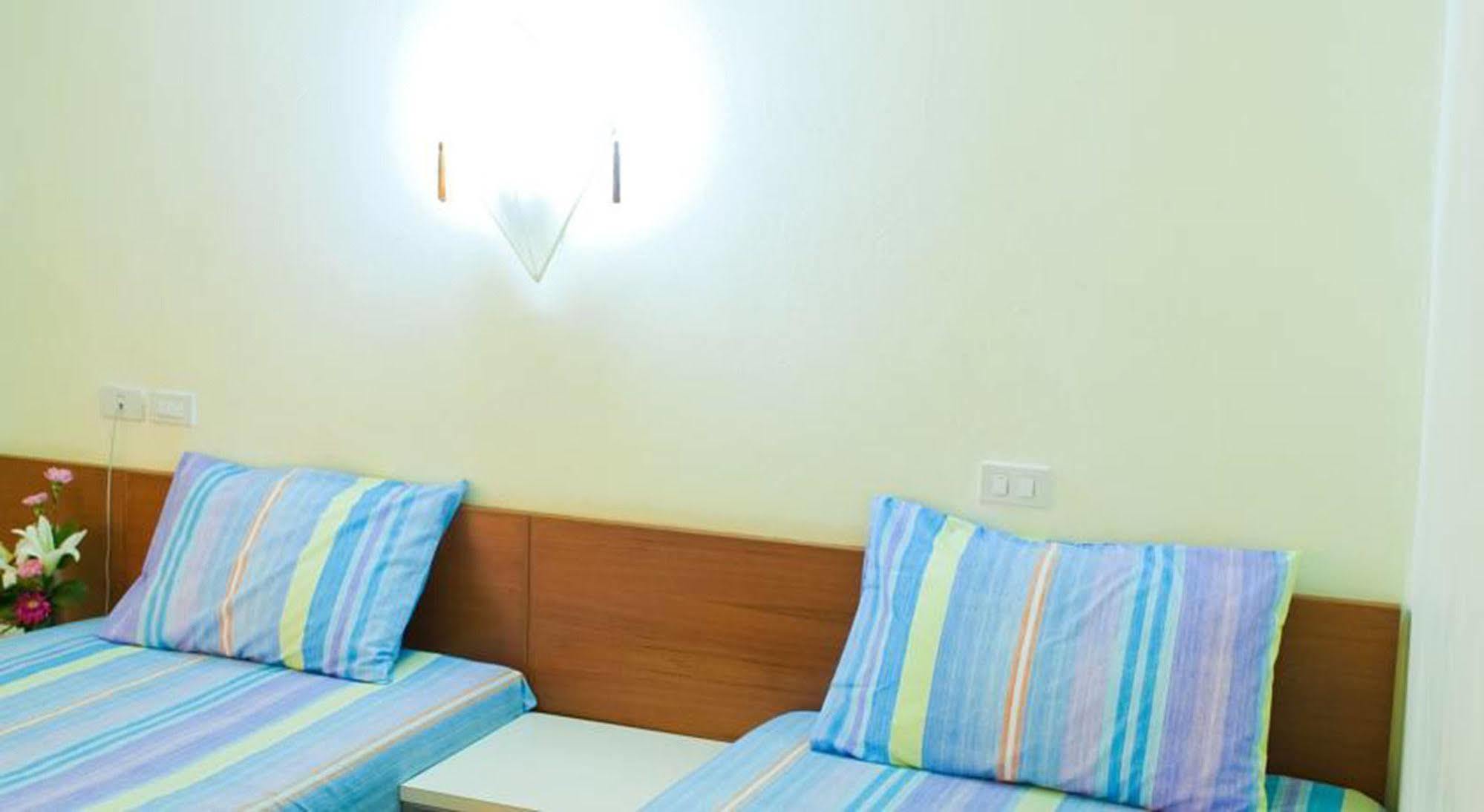 Mad Monkey Hostel Банкок Екстериор снимка