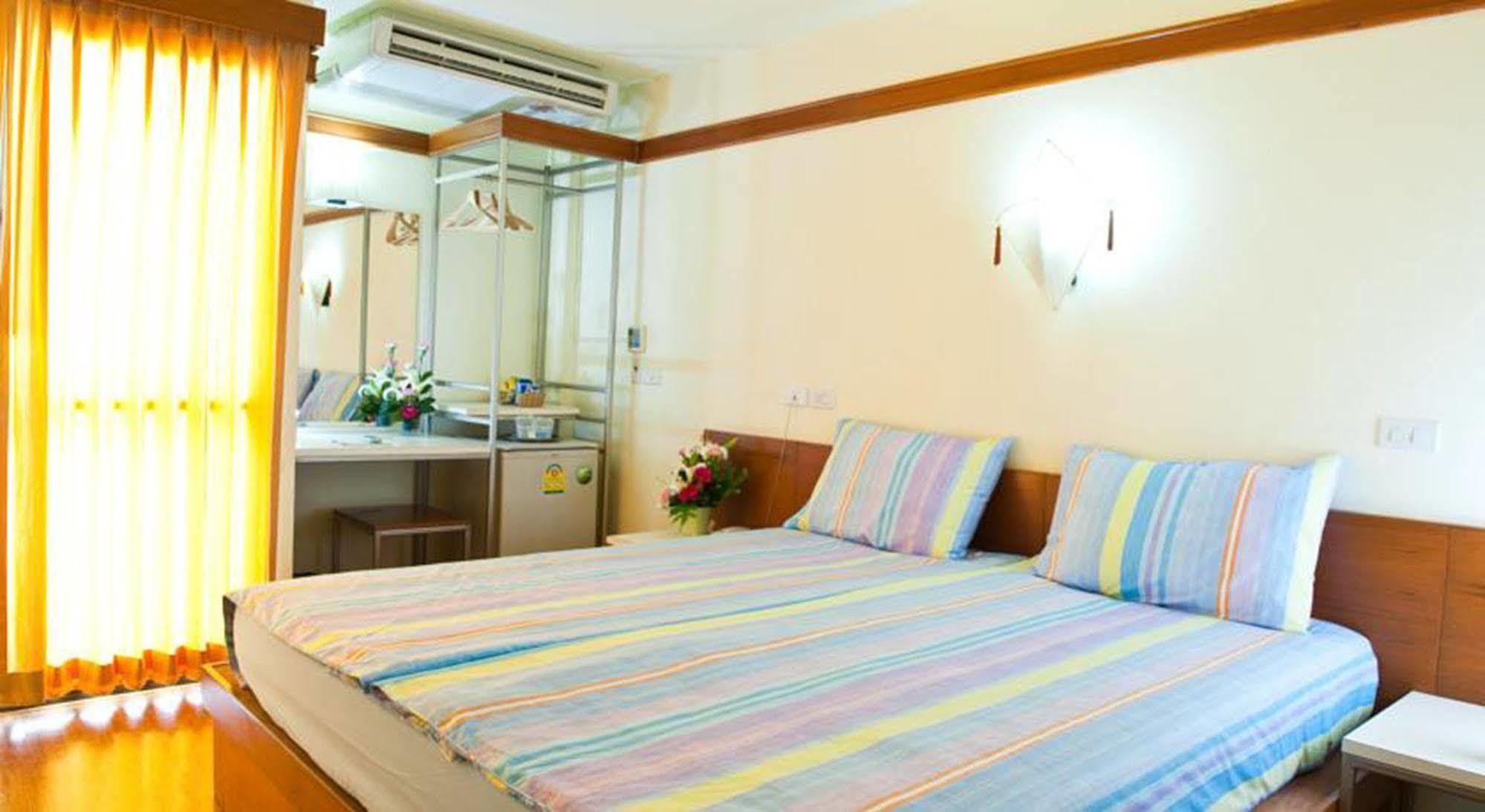 Mad Monkey Hostel Банкок Екстериор снимка