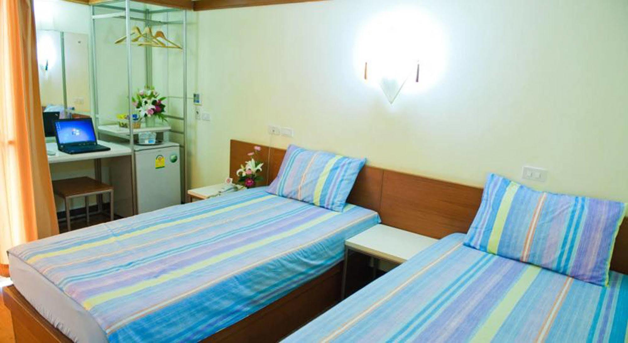 Mad Monkey Hostel Банкок Екстериор снимка