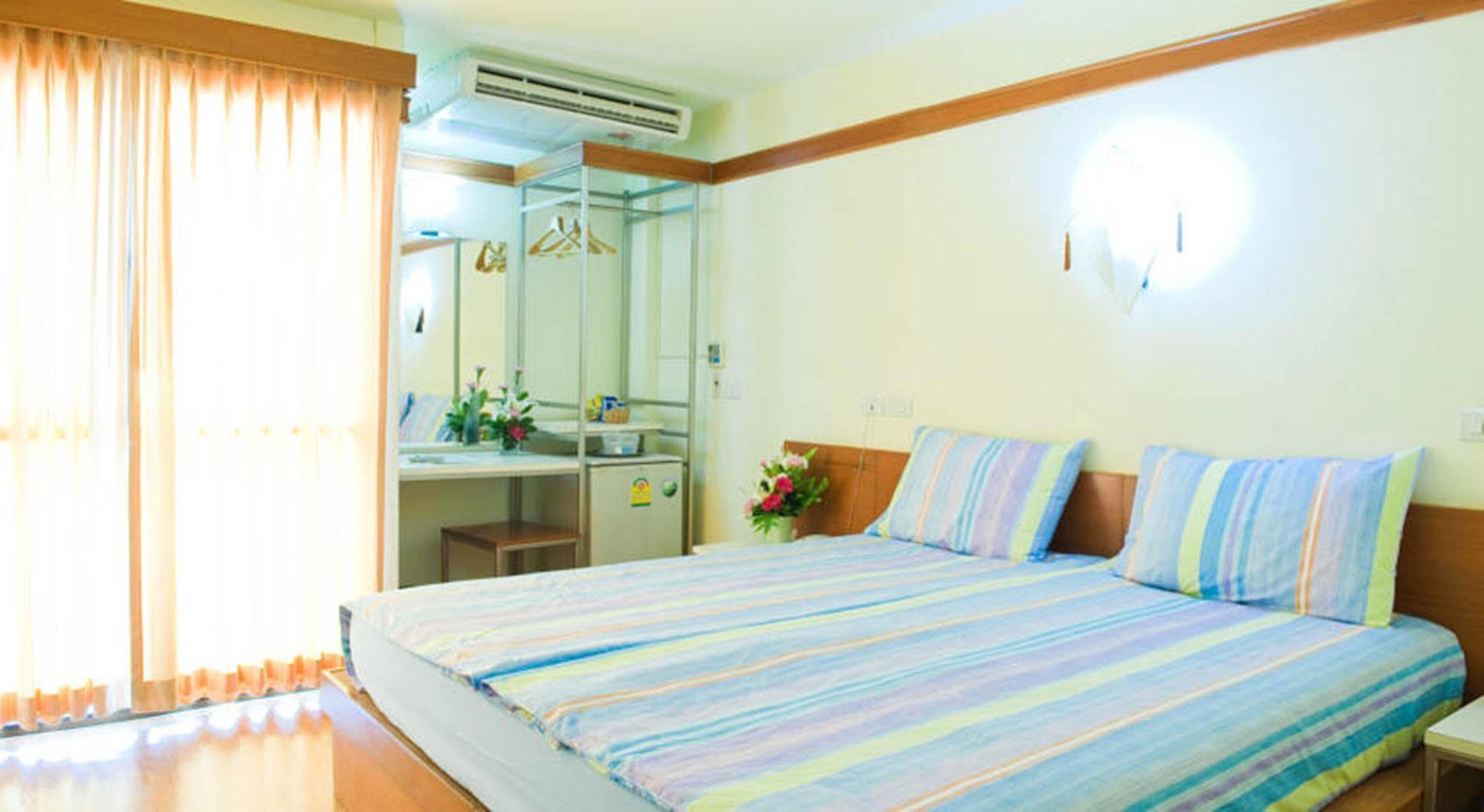 Mad Monkey Hostel Банкок Екстериор снимка