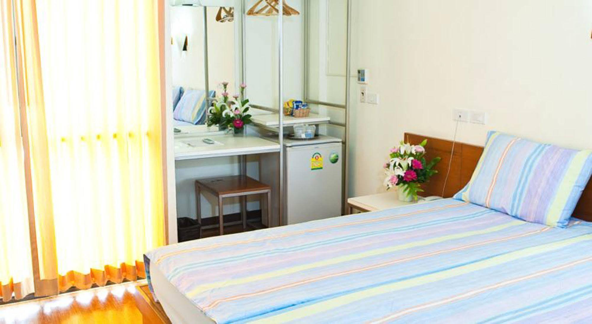 Mad Monkey Hostel Банкок Екстериор снимка