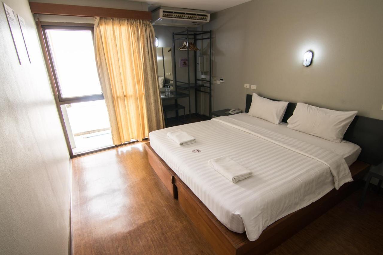 Mad Monkey Hostel Банкок Екстериор снимка