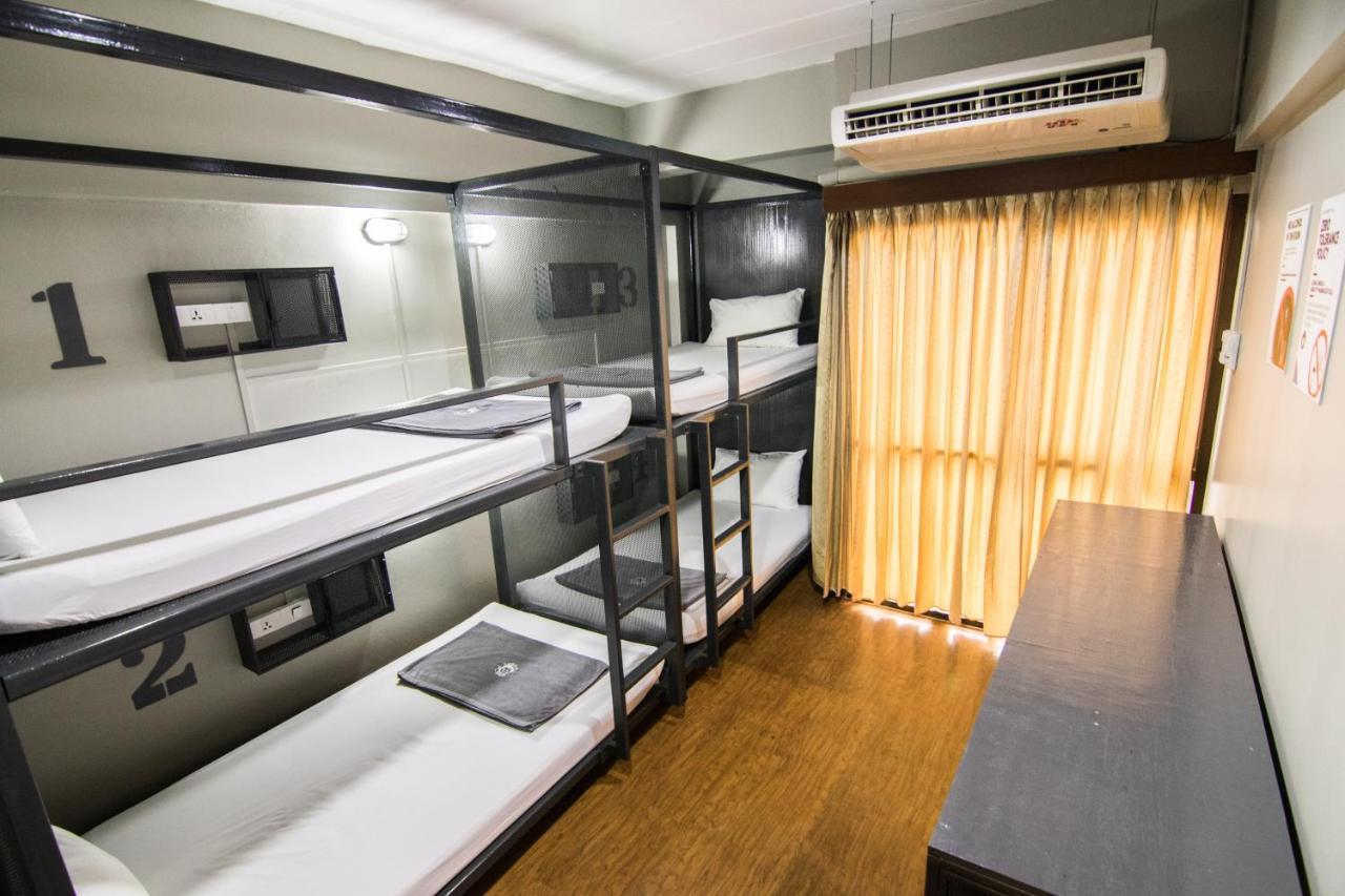 Mad Monkey Hostel Банкок Екстериор снимка