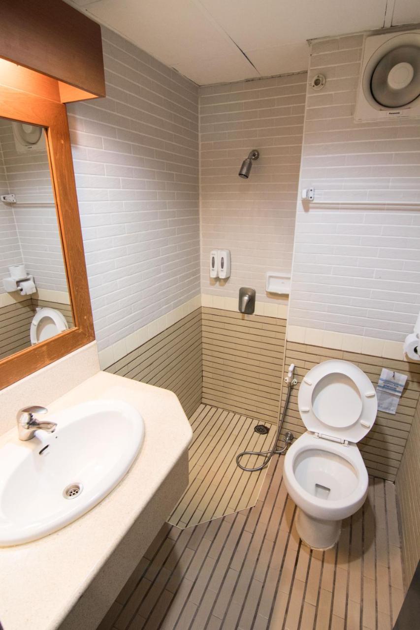 Mad Monkey Hostel Банкок Екстериор снимка