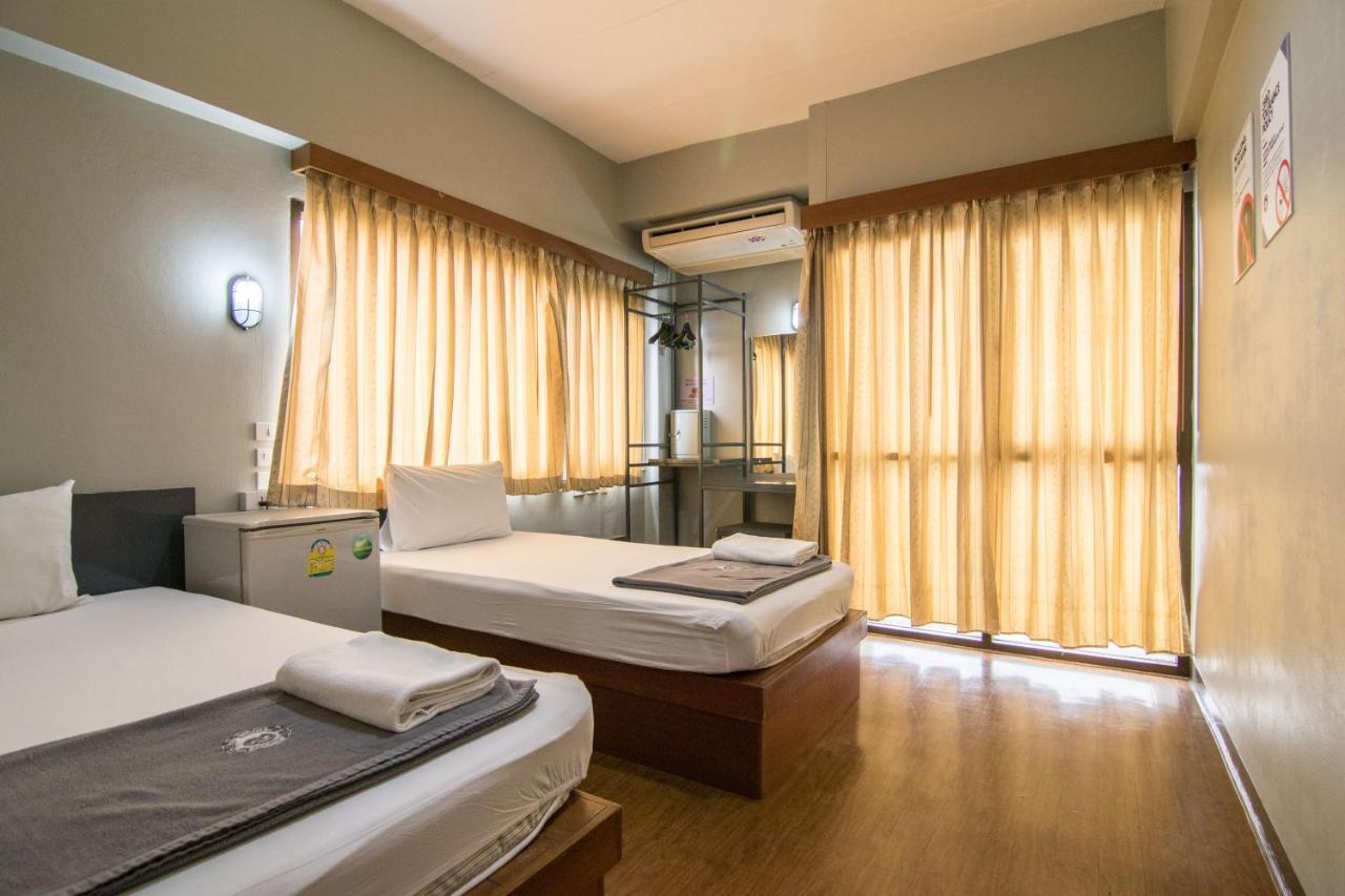 Mad Monkey Hostel Банкок Екстериор снимка