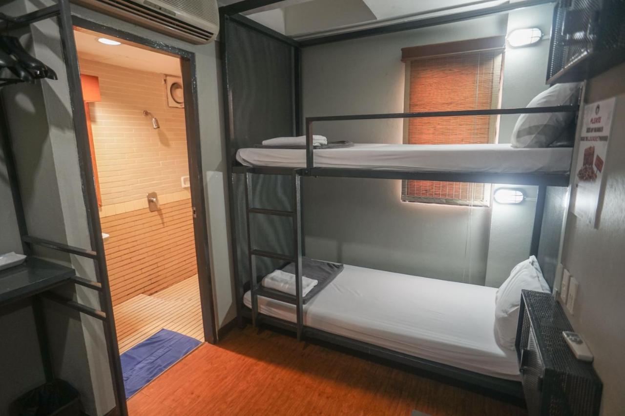 Mad Monkey Hostel Банкок Стая снимка